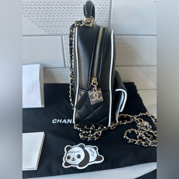New Authentic CHANEL MINI BACKPACK BAG Crossbody BLACK WHITE TRIM 25P - Picture 4 of 4